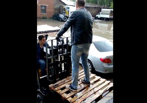 Klaus hilft: Trockenen Fusses ins Auto