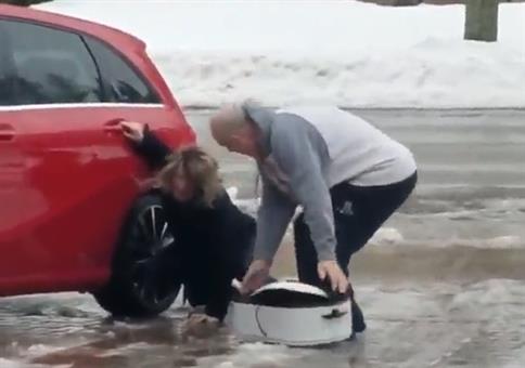 Geniale Lache: Großeltern bei Glatteis am Auto