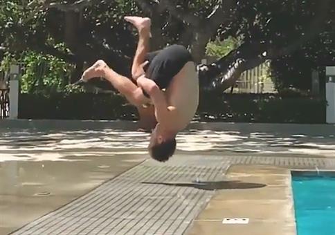 Das war kein Zentimeter: Sprung in den Pool