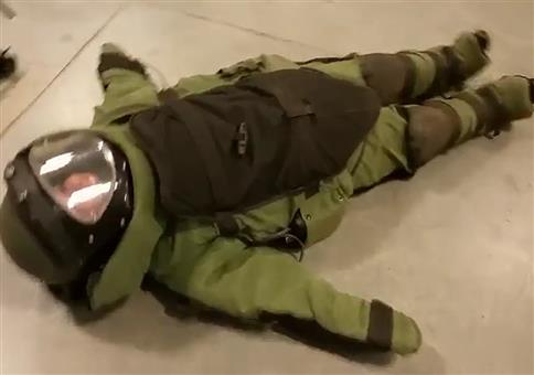 Frau im Bombenentschärfungsanzug