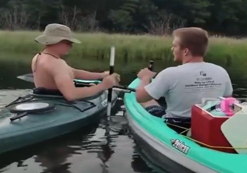 Das Kajak-Paddel als Flaschenöffner