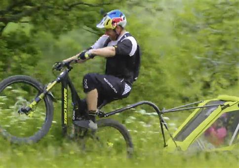 Papa und Tochter machen mit dem Fahrrad einen Ausflug