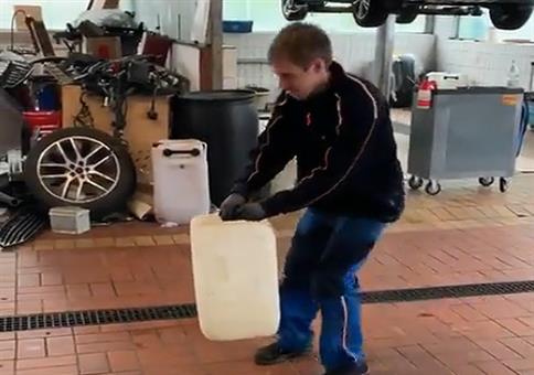 Lehrling hat den Siemens Lufhaken gefunden