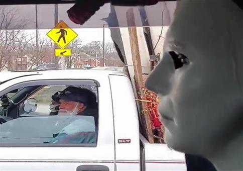 Michael Myers im Auto unterwegs