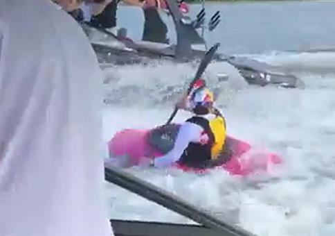 Mit dem Kajak die perfekte Welle reiten