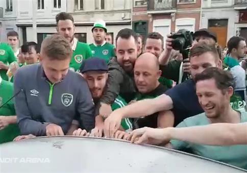 Irische Fans entdecken eingedelltes Autodach