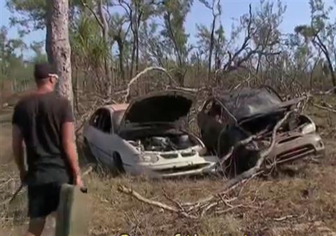 Schrottauto im australischen Hinterland zum Laufen bringen