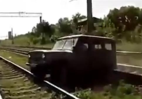 Wenn ein Jeep in Russland auf zwischen die Gleise gerät
