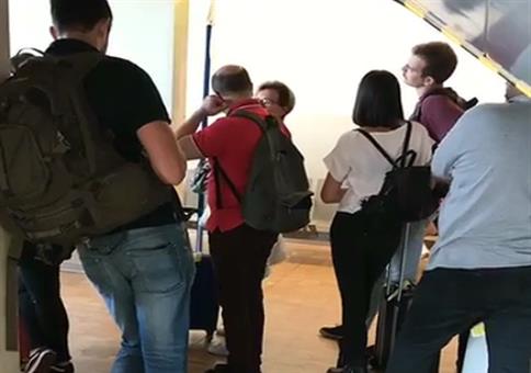 Deine Freundin in der Warteschlange am Flughafen