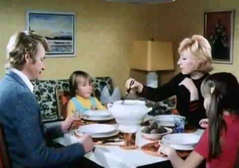 Typisches Familiengespräch beim Frühstück