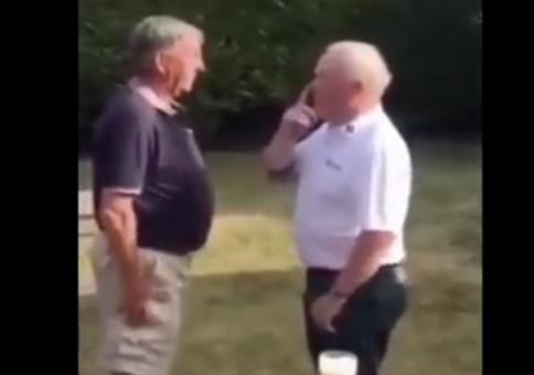 Kleiner Schabernack: Faden durch die Ohren