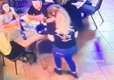 Kellnerin mit glatten Sohlen