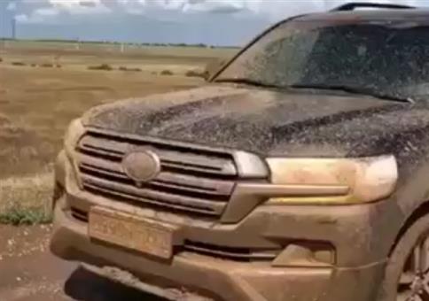 Geländewagen aus dem Schlamm gezogen