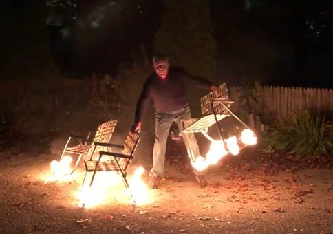 Brennende Stühle jonglieren