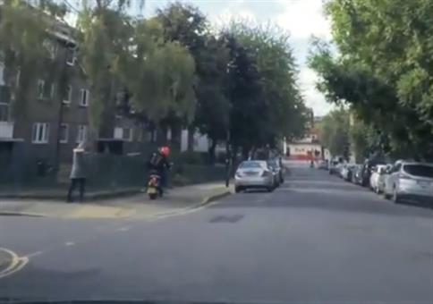 Handtaschendiebe auf Roller werden prompt gestoppt