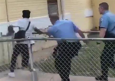 Auf der Flucht vor der Polizei in die Freiheit hopsen