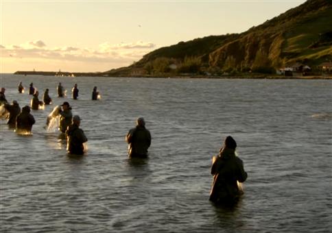 Delfine helfen Fischern beim Fische fangen