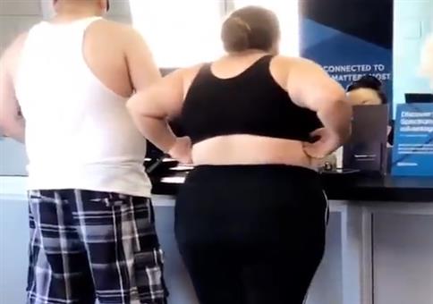 Kleine Freakshow am Schalter