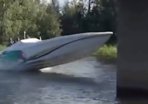Wenn das Speedboot unter der Brücke durchfährt