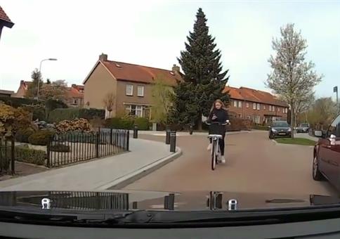 Als Radfahrerin immer das Smartphone vor der Nase