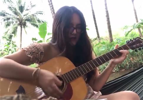 Sie spielt für euch Gitarre am Fluss