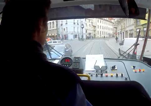 Tramfahrer bringt Jungen zu seinen Eltern