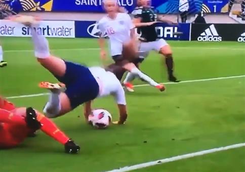 Klassischer Bodenquetscher beim Frauenfußball