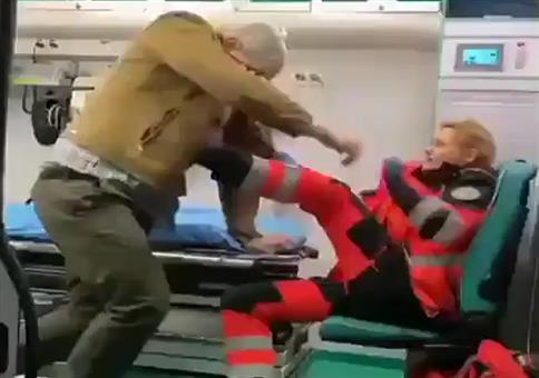 Spontane Zwangsimpfung im Krankenwagen