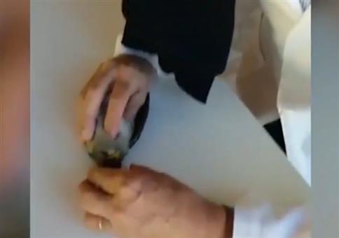 Opa gibt einem Vogel erste Hilfe