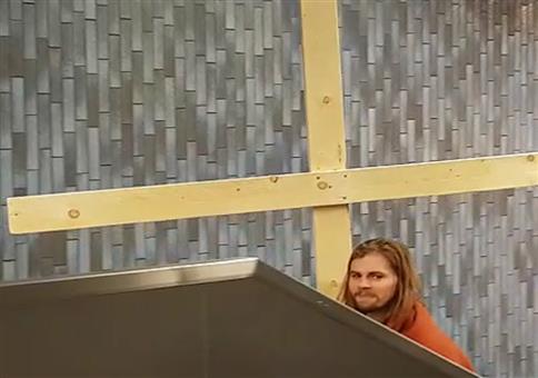 Jesus mit Kreuz am Ubahnhof unterwegs
