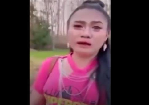 Sie ist ganz verzweifelt. Hat ihren Freund im Wald verloren