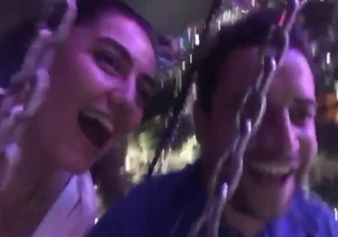 Smartphone vom Kettenkarussell fallen lassen