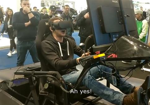 Er hat richtig Spaß im Fahrsimulator