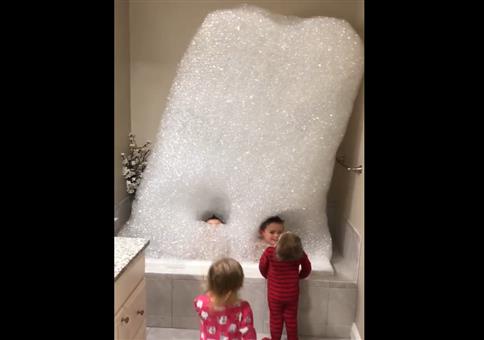 Schaumparty in der Badewanne