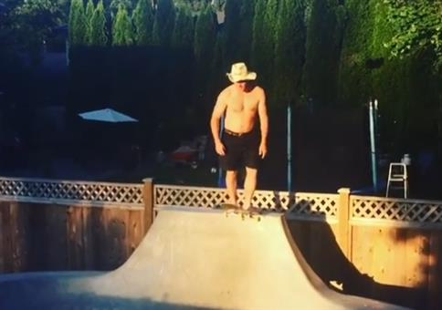 Mit dem Skateboard von der Pipe in den Pool