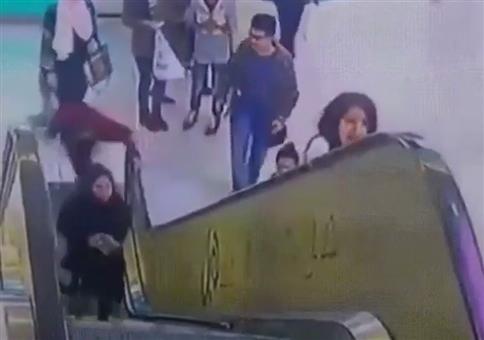 Der rote Biitz: Flinke Rettungsaktion auf der Rolltreppe