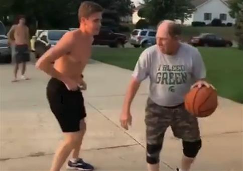 Neulich beim Basketball: Opa zockt sie alle ab