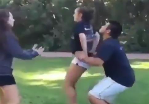 Kleiner Fehlgriff beim Cheerleading