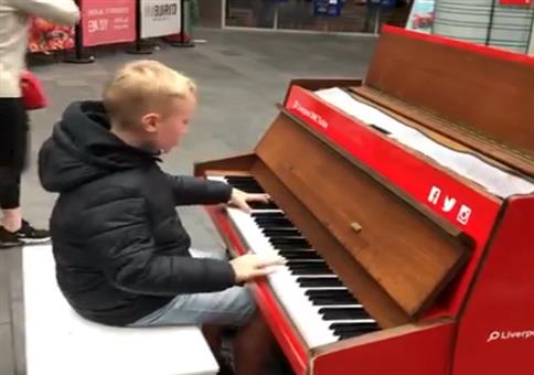Er spielt im Einkaufszentrum ein paar Technoklassiker auf Klavier