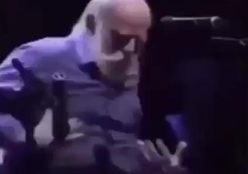 Frauen im Restaurant wenn die Rechnung kommt