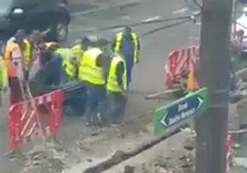 Auf der Baustelle ein Kabel abrollen