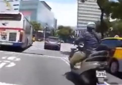 Sich das Schild mal ganz genau ansehen