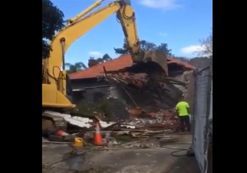 Vorsicht vor der Baggerschaufel