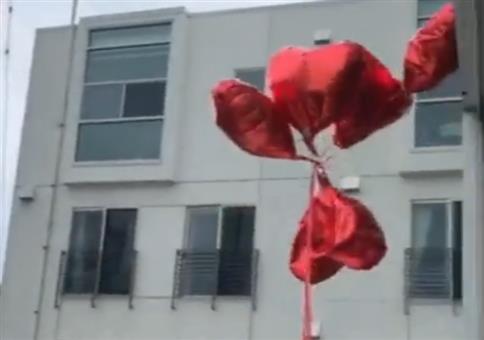 Luftballon-Herzen steigen lassen