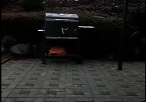 Den alten Grill mit einem Böller in die Luft jagen