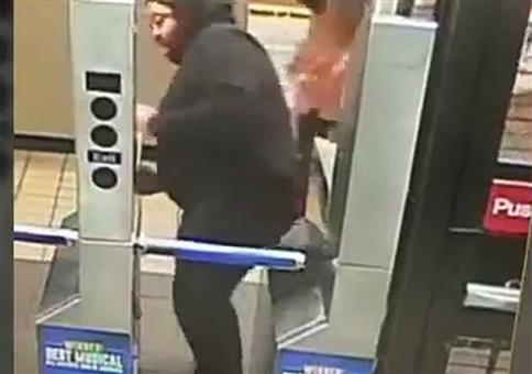 Sich durch das Drehkreuz schleichen