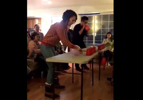 Partyspiel: Mit einem Luftballon die Becher vom Tisch blasen