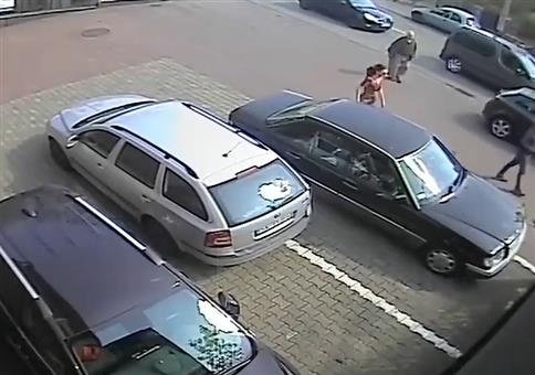 Frau beim Ausparken - Einfach kann ja jeder!