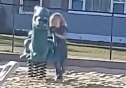 Was macht das Mächen auf dem Spielplatz?