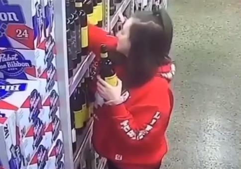 Mitarbeiterin des Monats im Getränkelager